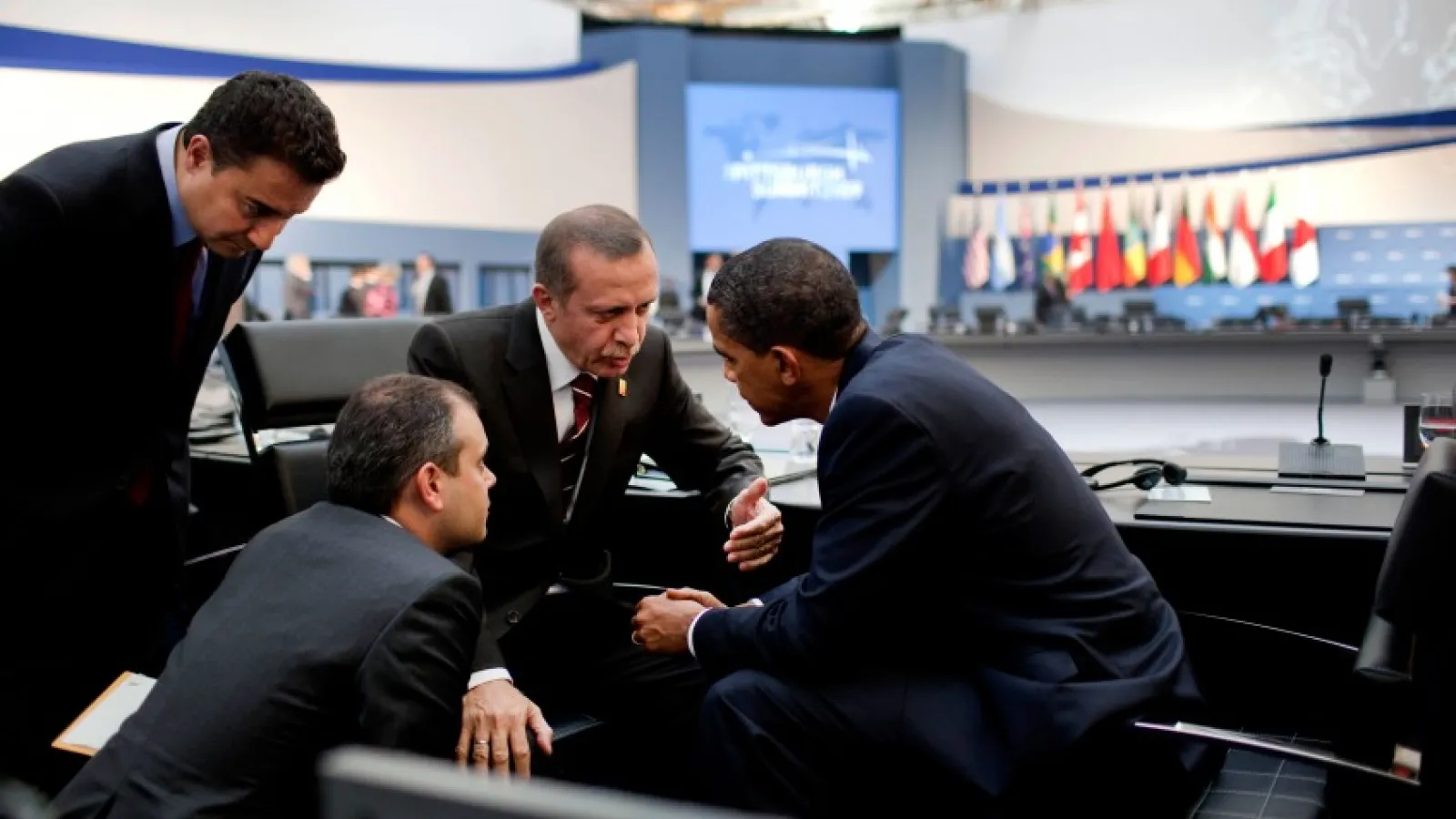President Barack Obama talks with Turkish Prime Minister Recep Tayyip Erdogan following the G-20 Summit afternoon session in Pittsburgh, Pa., Sept. 25, 2009.